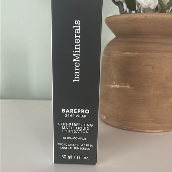 bareMinerals BAREPRO Matte Foundation with SPF 20 - Picture 1 of 4